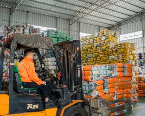 Professional Container Loading of second hand Clothes in Bale